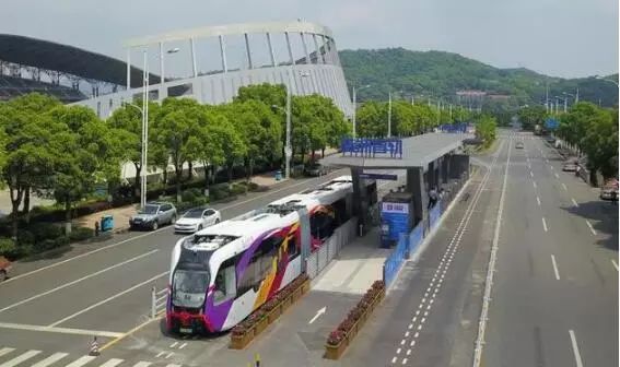 ▲另一種涂色的列車，從圖中可看到其特殊的“虛擬軌道”——即那兩條白色虛線，虛擬軌道為智軌列車上的傳感器提供識別參考（圖片來源：中車株洲所提供）