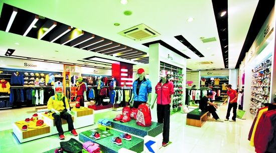 高庫存背景下,體育用品企業更加注重終端門店建設,提高單店營收。圖為我市一品牌企業門店。
