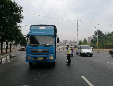 　交警檢查過往貨車。（資料圖）